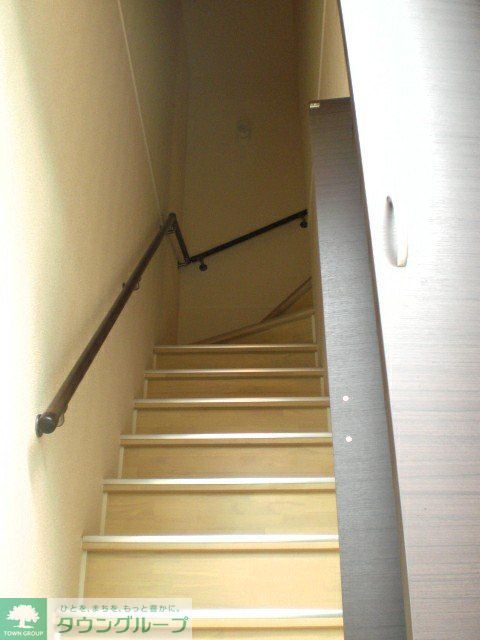 玄関　玄関を入ってからの階段になります。