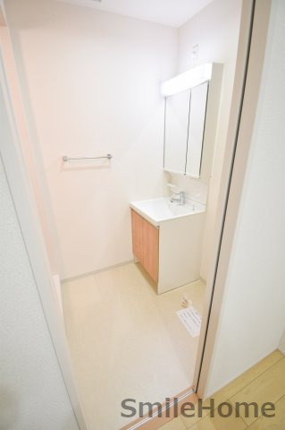洗面設備　人気の独立洗面所にはうれしいシャンプードレッサー完備です。