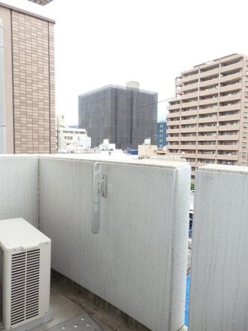 バルコニー　暖かな日差しのふりそそぐバルコニー