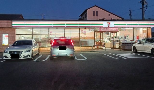 コンビニ　セブンイレブン（コンビニ）まで500m