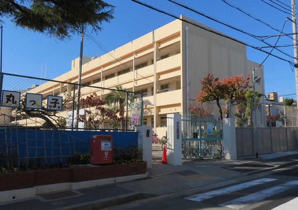 小学校　神戸市立高丸小学校（小学校）まで295m
