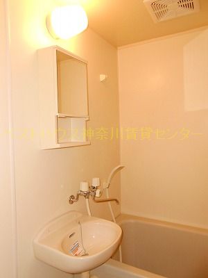 バス・シャワールーム　バストイレ別♪鏡あります♪室内洗濯機置き場♪※参考写真