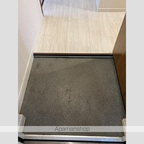 地下鉄南北線 中の島駅 徒歩20分 11階建 築39年の玄関写真