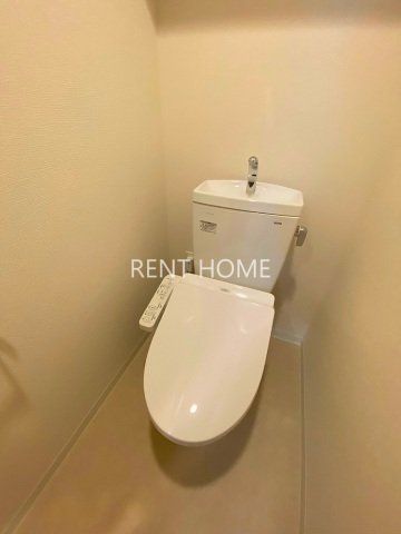 トイレ　温水洗浄便座付きのトイレです。