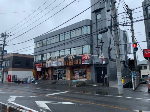 飲食店　秩父焼肉ホルモン酒場　まる助指扇駅前店（飲食店）まで874m