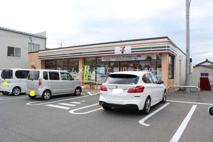 コンビニ　セブンイレブン豊橋東脇店（コンビニ）まで702m