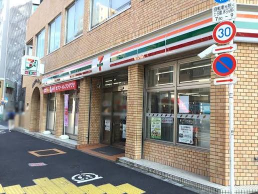 コンビニ　セブンイレブン新宿曙橋駅西店（コンビニ）まで221m