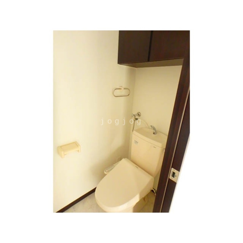 トイレ　嬉しい温水洗浄便座付きのトイレです。