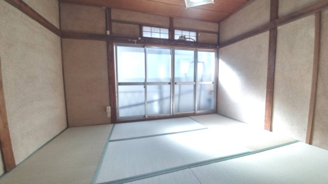 居室・リビング　畳の上でゆっくりとくつろげる和室です