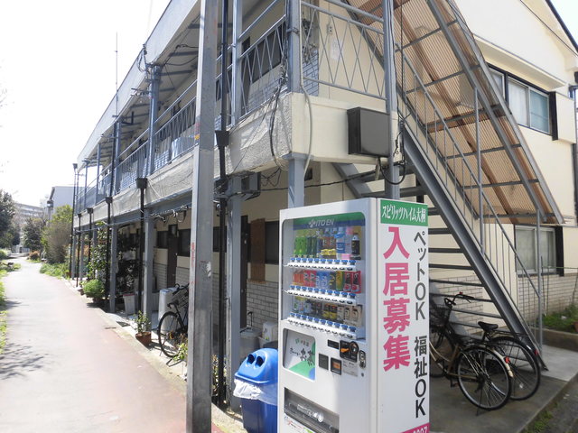 エントランス　建物近くに自動販売機があります。