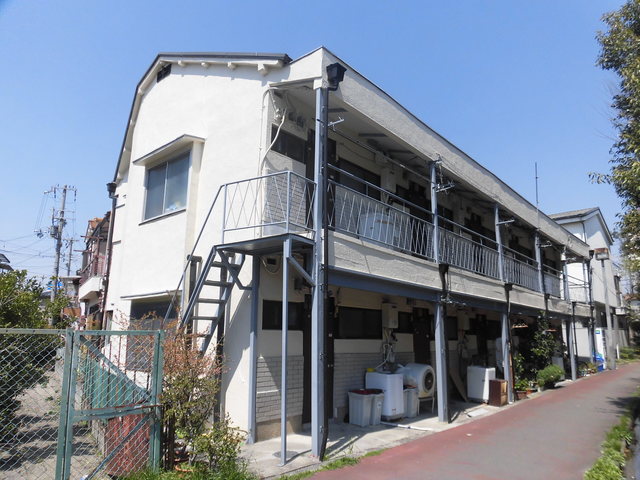 建物外観　落ち着いた場所にあるモダンな建物です。