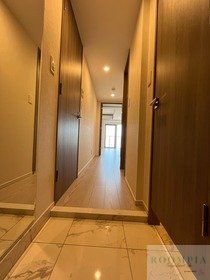 玄関　※同タイプの別のお部屋です。