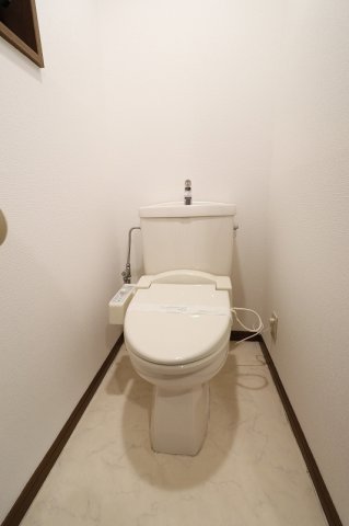 西鉄天神大牟田線 高宮駅 徒歩14分 2階建 築28年のトイレ写真