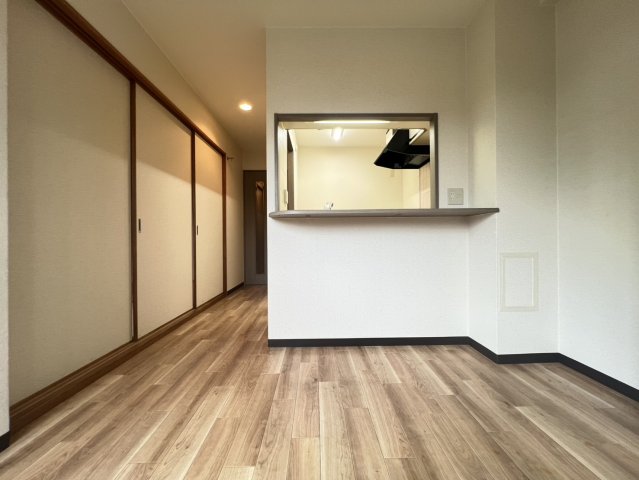 ヒルズ上甲子園の居間写真