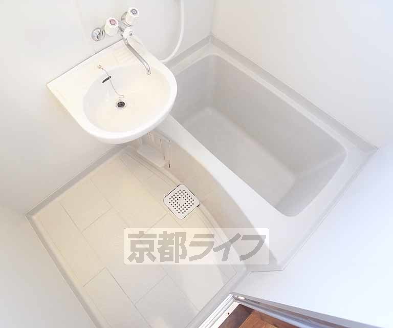 バス・シャワールーム　清潔感のあるバスルームです。