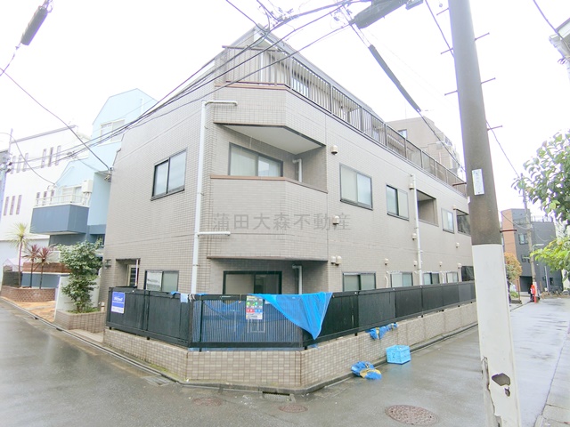 建物外観　1995年10月築　鉄骨造地上3階建て総戸数10戸　東京都大