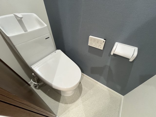 トイレ　温水洗浄便座付きのトイレです♪