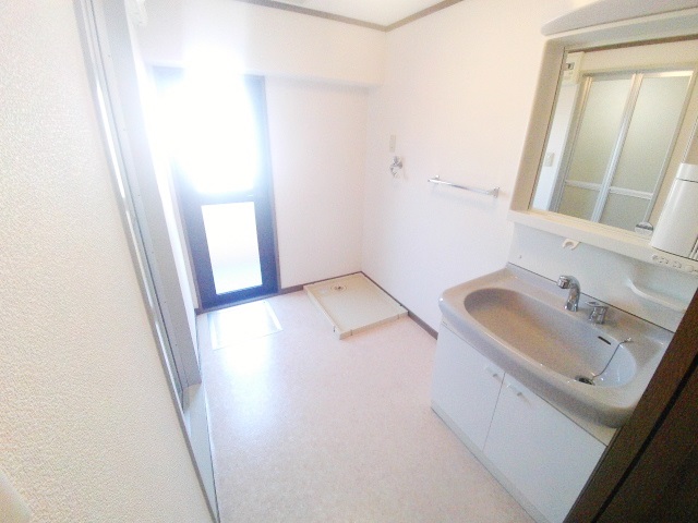 洗面設備　広々とした脱衣所