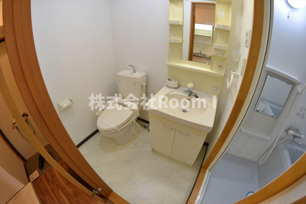 洗面設備　ゆったりとスペースのある洗面所