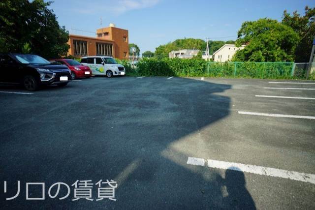 【飯塚市西町のマンションの駐車場】