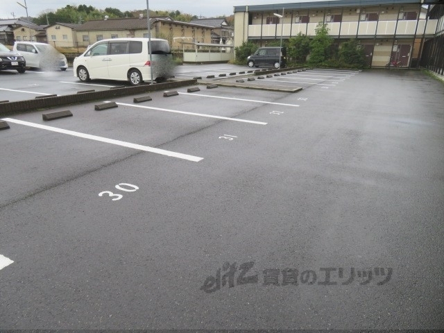 【京丹後市大宮町周枳のアパートの駐車場】