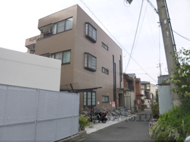 京都市右京区西京極徳大寺団子田町のマンションの建物外観