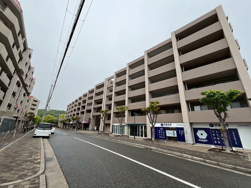 【白鷹苦楽園マンションの建物外観】