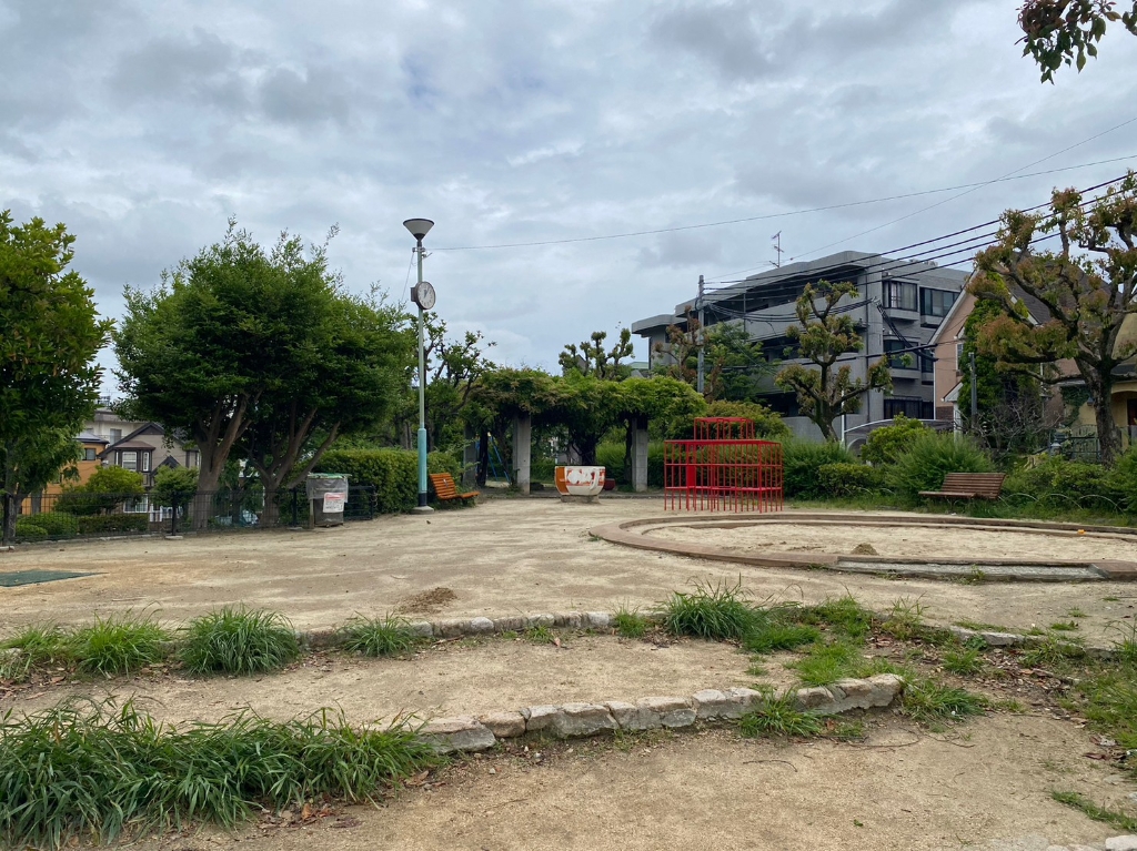 【白鷹苦楽園マンションの公園】