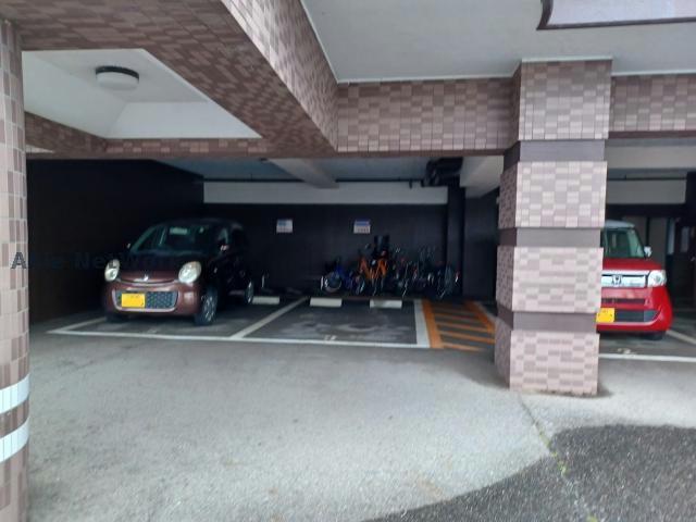 【西尾市西幡豆町のマンションの駐車場】