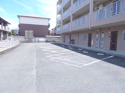 【奈良市東九条町のマンションの駐車場】