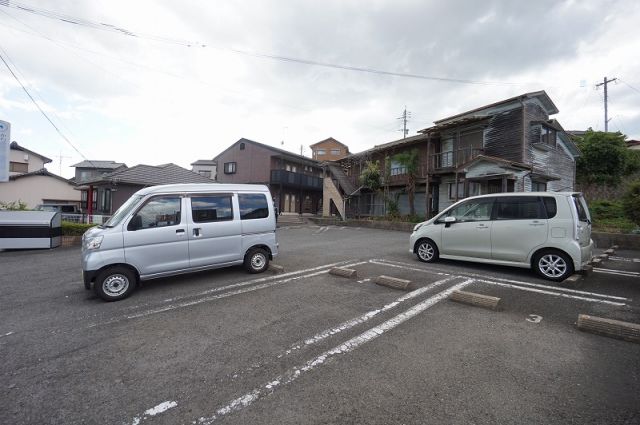 【パル本城の駐車場】