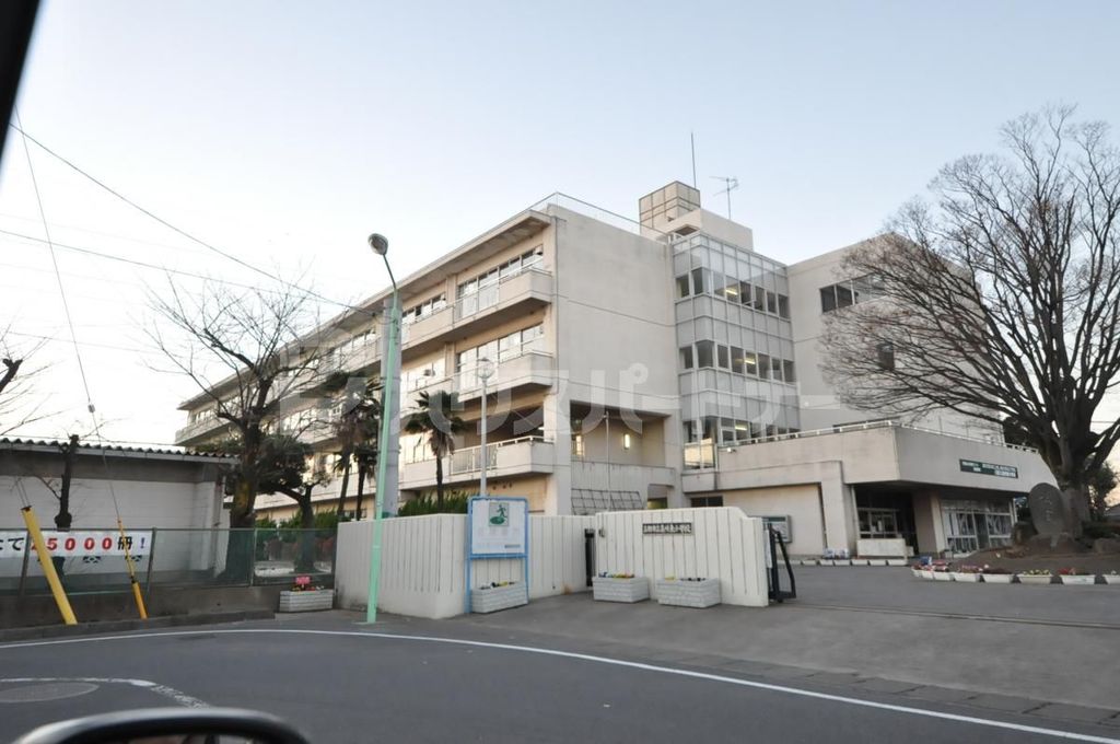 【三郷市鷹野のマンションの小学校】