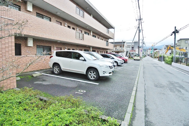 【イーストコートの駐車場】