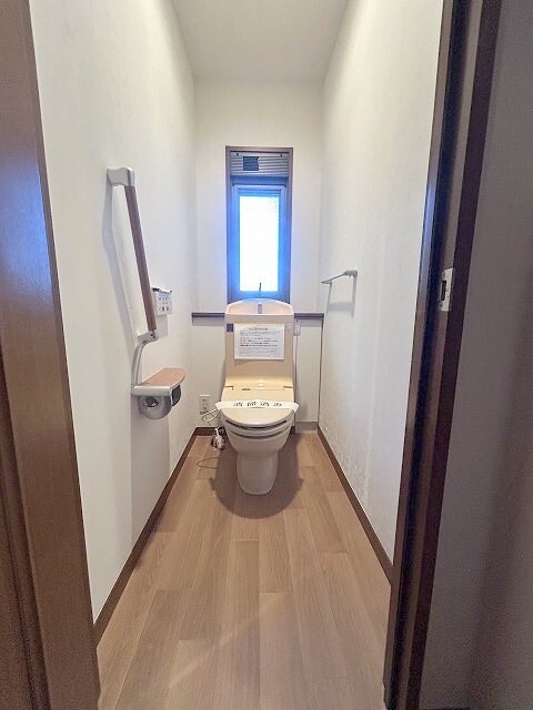 トイレ　奥行きのある洗浄便座付きトイレ。２階にもトイレがあります。