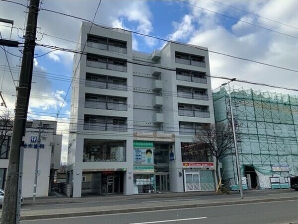 札幌市東区北十六条東のマンションの建物外観