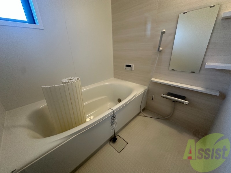 バス・シャワールーム　大きな浴槽で足を伸ばしてゆっくり浸かることが出来ますよ～。