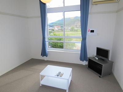 居室・リビング　カーテンやテーブル、テレビも備え付けです