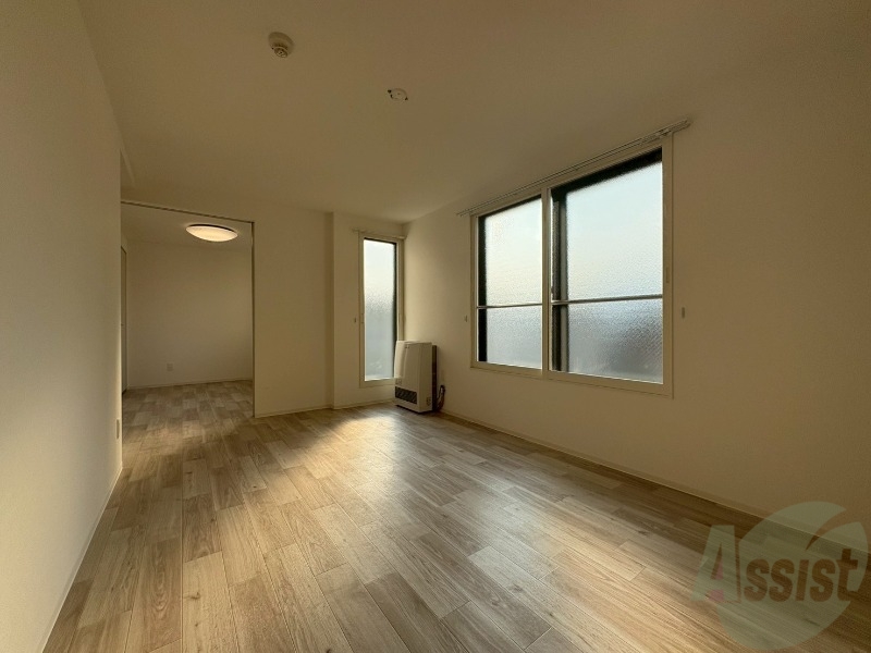 居室・リビング　木目のフローリングは落ち着きのある印象のお部屋になりますね。