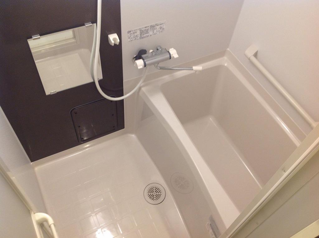 バス・シャワールーム　アクセントカラーのカラーパネル採用