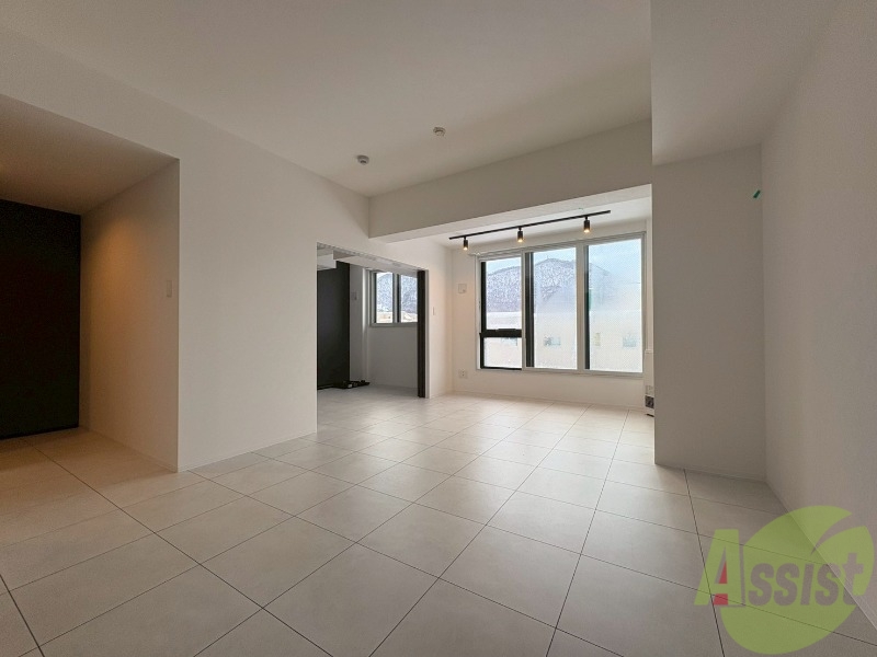 居室・リビング　フローリングや壁の色がお洒落な印象のリビングです。