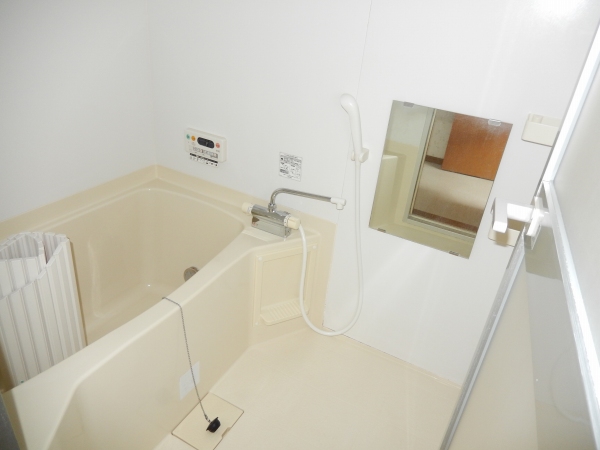 バス・シャワールーム　追い炊き機能完備でファミリーや長湯にも対応できるポイントです