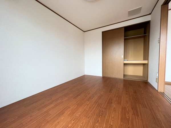 その他部屋・スペース　フローリングで木のぬくもりを感じられます。