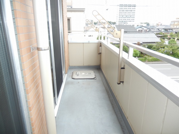 バルコニー　ワイドなバルコニーで洗濯物干すのに便利です。