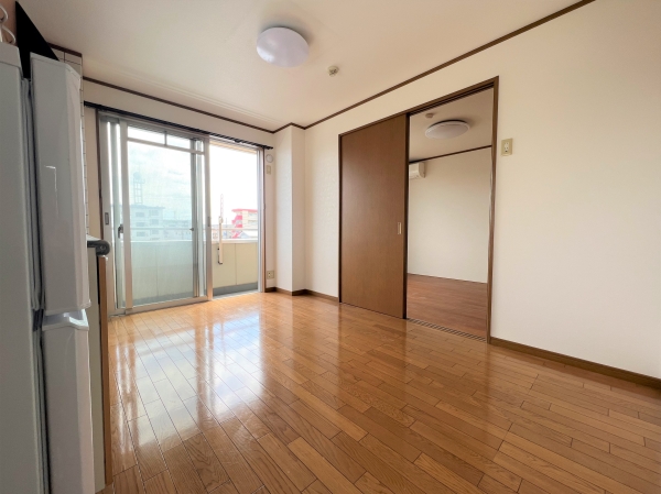 居室・リビング　角部屋の為　側面にも窓があり明るい室内です。