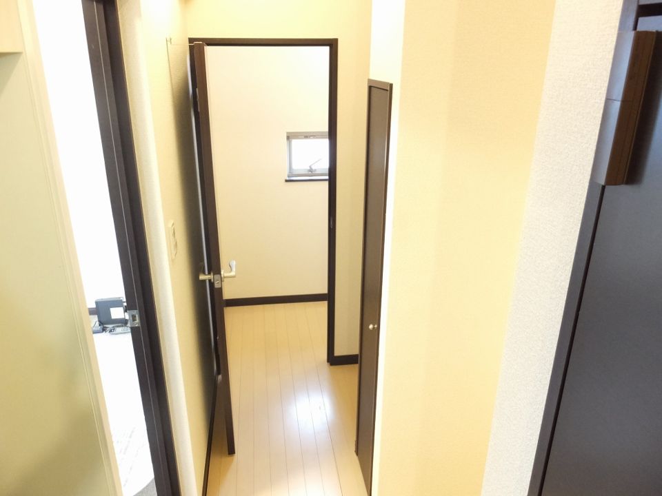 その他設備　２階は階段を上がると広めな収納部屋が御座います。