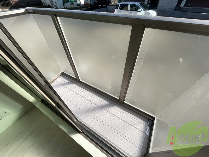 バルコニー　バルコニーは洗濯物を干すのに十分な広さがありますね。