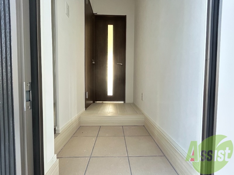 玄関　玄関から撮影しました。明るい印象ですね。