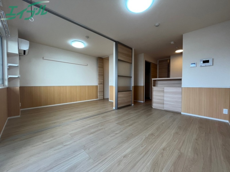 居室・リビング　同物件別室反転タイプ画像