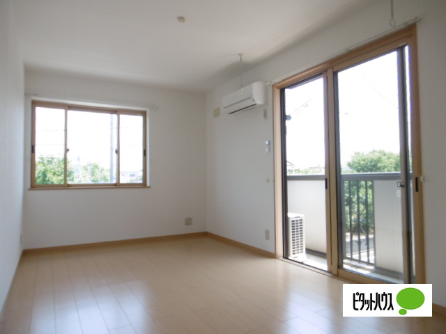 居室・リビング　同物件別室写真