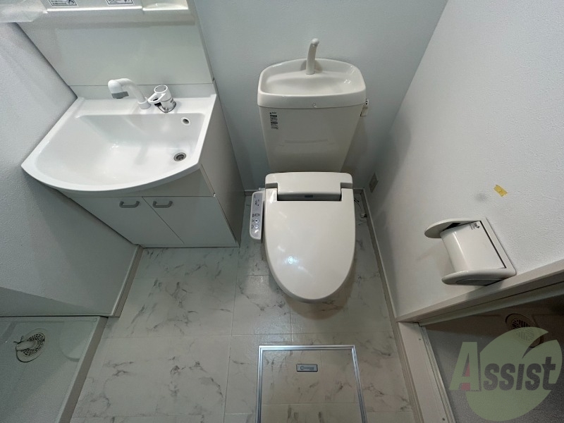 トイレ　温水洗浄便座でウォシュレット機能も付いております。